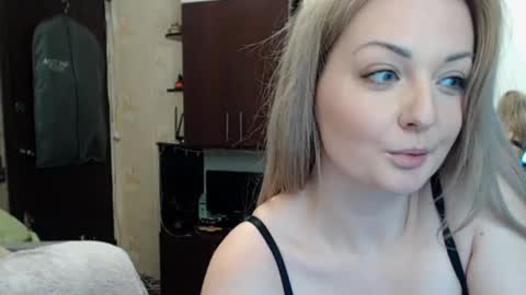 Snapshot of luckyshotgirl chatting on 01-23-25, 08:24 LuckyShot online show from 01-23-25, 08:24