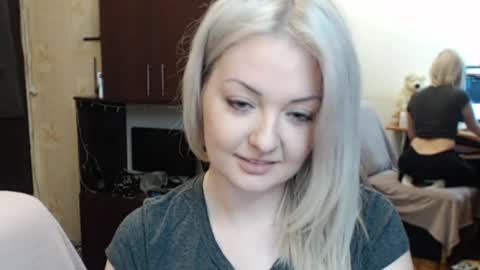Snapshot of luckyshotgirl chatting on 04-06-26, 01:01 LuckyShot online show from 04-06-26, 01:01