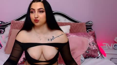 Mia online show from 05-25-26, 05:52