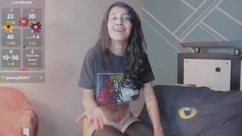 Snapshot of lucy_bluesea chatting on 09-17-25, 01:40 Lucy Herrera online show from 09-17-25, 01:40