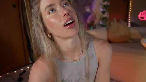 Snapshot of lucy_gooosey chatting on 04-06-26, 04:46 Lucy. online show from 04-06-26, 04:46