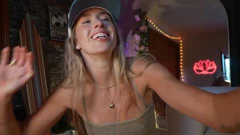 Snapshot of lucy_gooosey chatting on 05-09-26, 01:44 Lucy. online show from 05-09-26, 01:44