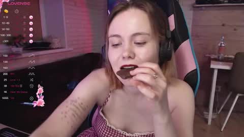 Snapshot of lucy_mirror chatting on 12-01-25, 10:04 Lucy online show from 12-01-25, 10:04