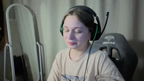 Snapshot of lucysbrain chatting on 04-10-26, 08:02 Lucy online show from 04-10-26, 08:02