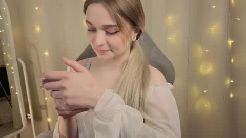 Snapshot of lucysbrain chatting on 04-11-26, 08:13 Lucy online show from 04-11-26, 08:13