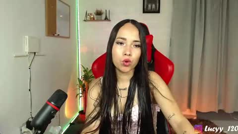 Snapshot of lucyy_rose chatting on 02-22-25, 02:41 o online show from 02-22-25, 02:41