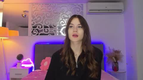 Snapshot of luisaclover chatting on 02-19-26, 01:18 LuisaClover online show from 02-19-26, 01:18