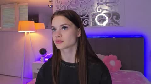 Snapshot of luisaclover chatting on 03-25-26, 03:18 LuisaClover online show from 03-25-26, 03:18
