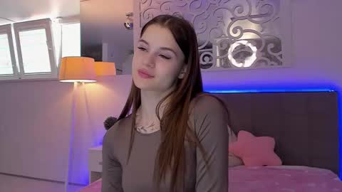Snapshot of luisaclover chatting on 03-29-26, 12:27 LuisaClover online show from 03-29-26, 12:27