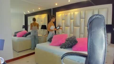 Luisa  online show from 06-15-26, 04:53
