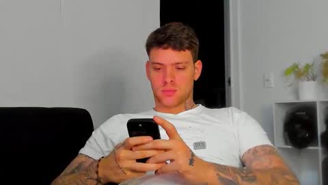 Snapshot of lukeglanton17 chatting on 11-05-25, 05:29 Luke online show from 11-05-25, 05:29