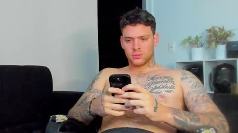 Snapshot of lukeglanton17 chatting on 11-06-25, 06:03 Luke online show from 11-06-25, 06:03