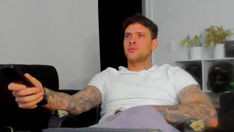 Snapshot of lukeglanton17 chatting on 11-07-25, 05:29 Luke online show from 11-07-25, 05:29