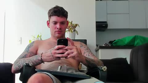 Snapshot of lukeglanton17 chatting on 11-09-25, 08:29 Luke online show from 11-09-25, 08:29