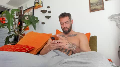 Snapshot of lukerex chatting on 01-27-25, 03:39 Luke Rex online show from 01-27-25, 03:39