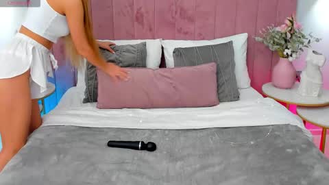 Snapshot of lullyfox chatting on 10-18-25, 12:17 Cherie online show from 10-18-25, 12:17