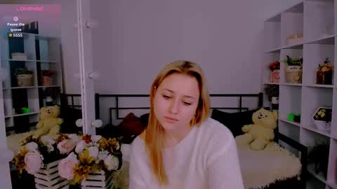 Snapshot of lulu___moon chatting on 11-11-25, 07:19 Lily online show from 11-11-25, 07:19