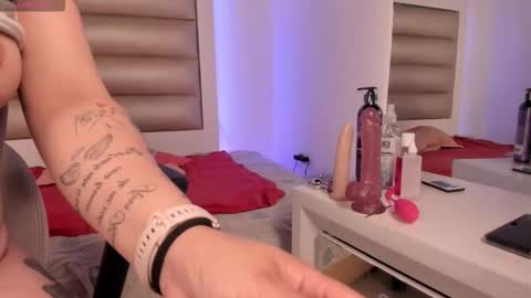 Snapshot of lulu_js_ chatting on 11-13-25, 12:37 elizabeth online show from 11-13-25, 12:37