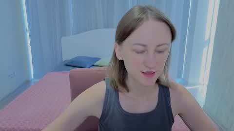 Snapshot of luluchiiii chatting on 09-19-25, 09:32 Lily online show from 09-19-25, 09:32