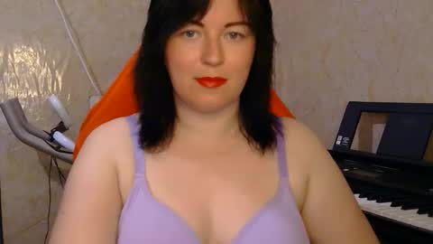 Snapshot of luna07070 chatting on 05-12-26, 10:23 Christina online show from 05-12-26, 10:23