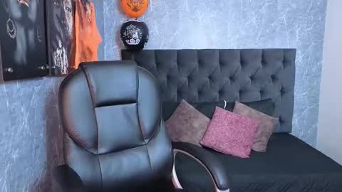 Snapshot of luna__dance chatting on 10-31-25, 04:24 Luna online show from 10-31-25, 04:24