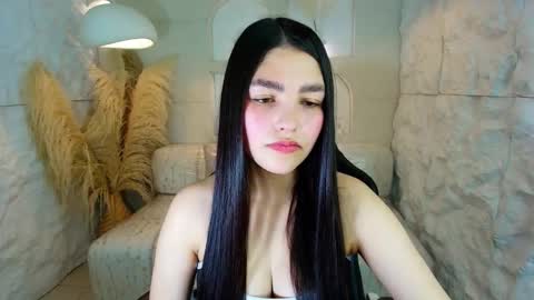 Snapshot of luna__r chatting on 10-18-25, 07:47 Luna online show from 10-18-25, 07:47