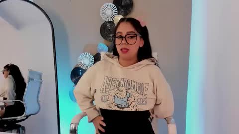 luna_cute14 online show from 12-18-25, 12:55