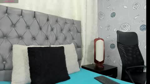 Luna Eva online show from 10-18-25, 01:45