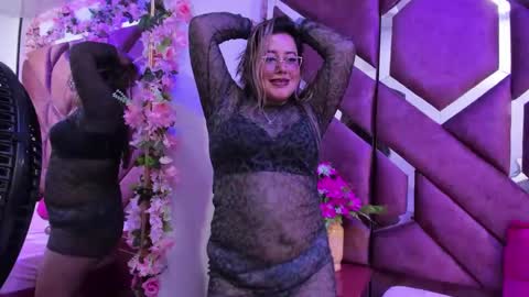 luna_flores_ online show from 09-09-25, 05:23