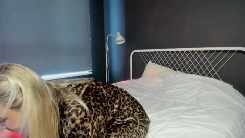 Snapshot of luna_helles chatting on 02-20-26, 01:22 Elizabeth online show from 02-20-26, 01:22