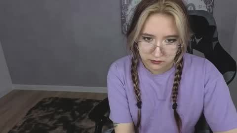 Luna Host online show from 04-26-26, 03:15