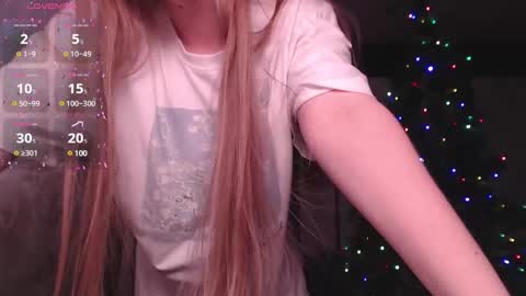 Snapshot of luna_loveisgood chatting on 12-17-24, 08:32 Luna online show from 12-17-24, 08:32