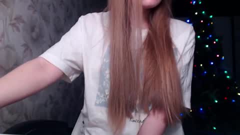 Snapshot of luna_loveisgood chatting on 12-24-24, 10:44 Luna online show from 12-24-24, 10:44