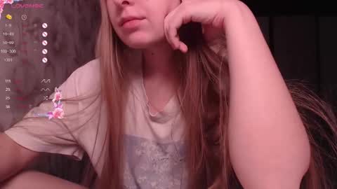 Snapshot of luna_loveisgood chatting on 10-15-25, 08:42 Luna online show from 10-15-25, 08:42