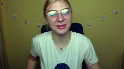 Snapshot of luna_lush_ chatting on 12-15-24, 09:35 Luna online show from 12-15-24, 09:35