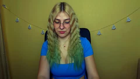 Snapshot of luna_lush_ chatting on 12-17-24, 08:23 Luna online show from 12-17-24, 08:23