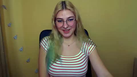 Snapshot of luna_lush_ chatting on 12-18-24, 09:25 Luna online show from 12-18-24, 09:25