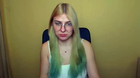 Snapshot of luna_lush_ chatting on 01-07-25, 11:37 Luna online show from 01-07-25, 11:37