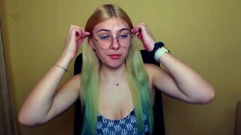 Snapshot of luna_lush_ chatting on 01-08-25, 11:21 Luna online show from 01-08-25, 11:21