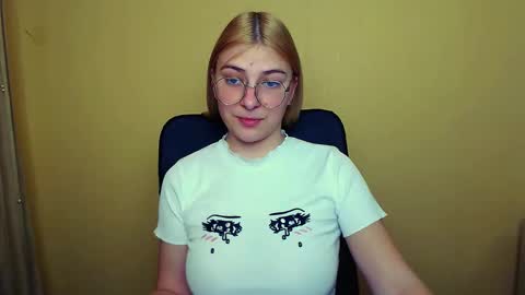 Snapshot of luna_lush_ chatting on 01-10-25, 11:22 Luna online show from 01-10-25, 11:22