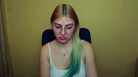 Snapshot of luna_lush_ chatting on 01-14-25, 11:31 Luna online show from 01-14-25, 11:31