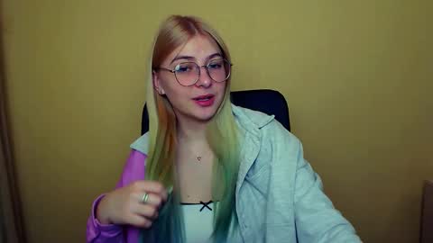 Snapshot of luna_lush_ chatting on 01-21-25, 08:30 Luna online show from 01-21-25, 08:30
