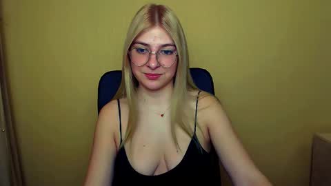 Snapshot of luna_lush_ chatting on 01-22-25, 08:29 Luna online show from 01-22-25, 08:29