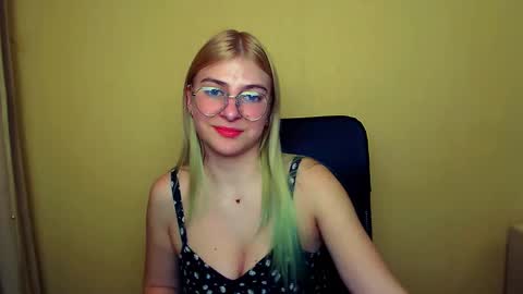 Snapshot of luna_lush_ chatting on 01-24-25, 11:37 Luna online show from 01-24-25, 11:37