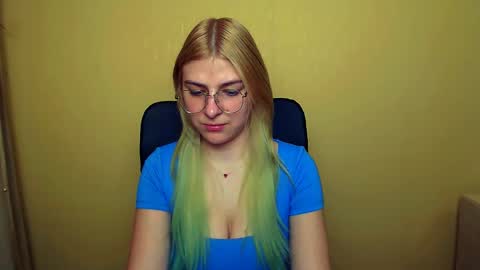 Snapshot of luna_lush_ chatting on 01-25-25, 11:44 Luna online show from 01-25-25, 11:44