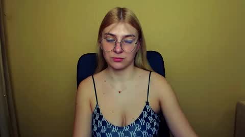 Snapshot of luna_lush_ chatting on 01-29-25, 08:29 Luna online show from 01-29-25, 08:29