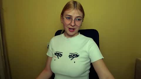 Snapshot of luna_lush_ chatting on 01-30-25, 09:47 Luna online show from 01-30-25, 09:47