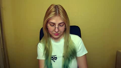 Snapshot of luna_lush_ chatting on 01-30-25, 12:48 Luna online show from 01-30-25, 12:48