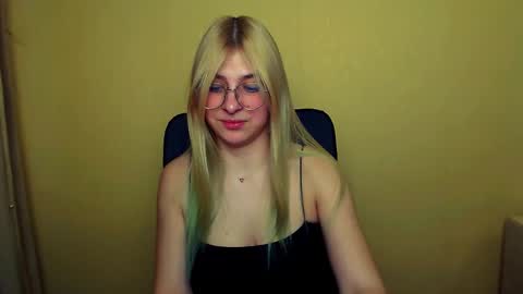 Snapshot of luna_lush_ chatting on 02-04-25, 11:27 Luna online show from 02-04-25, 11:27