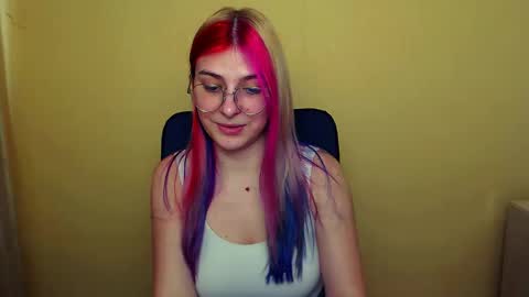 Snapshot of luna_lush_ chatting on 02-21-25, 12:17 Luna online show from 02-21-25, 12:17